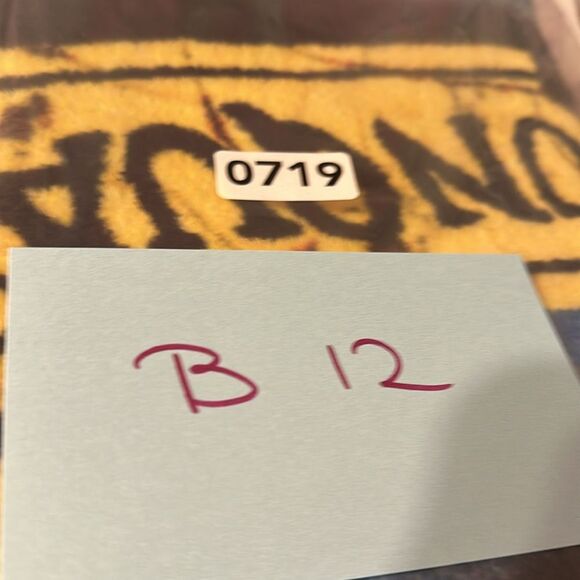 Harry Potter Hogwarts Fuzzy Throw Blanket - Picture 5 of 5